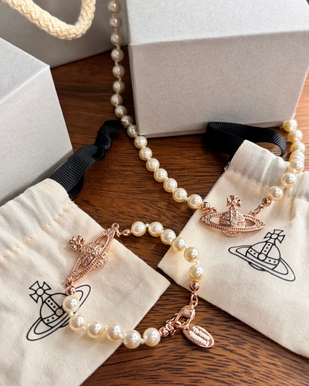 Vivienne Westwood Mini Bas Relief Pearl Bracelet［超顯白珍珠手鏈