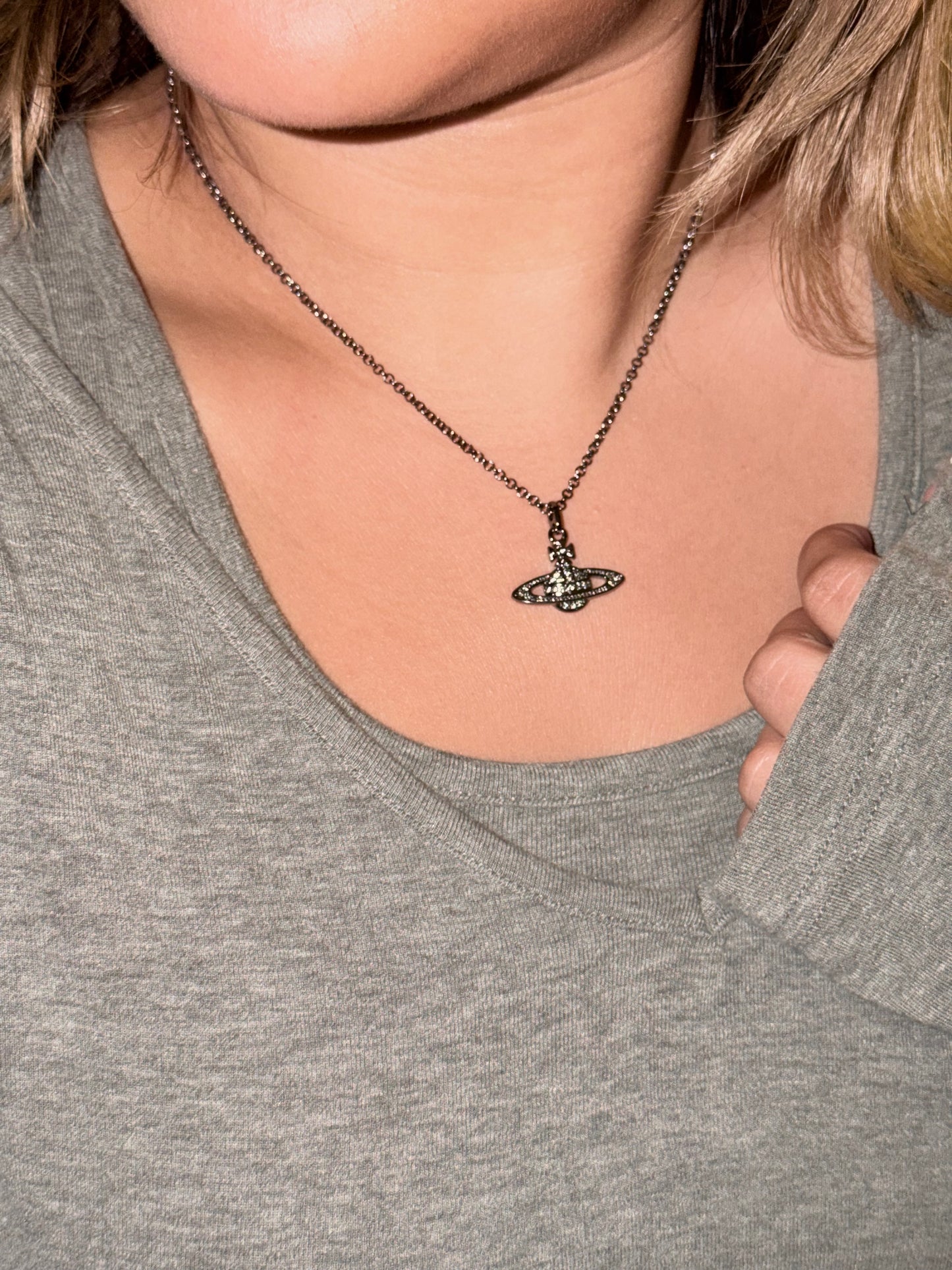 Vivienne Westwood Mini Bas Relief Pendant Necklace 全閃石土星 [BABYMONSTER ASA同款 推薦新手入門 最新太空灰上架!]