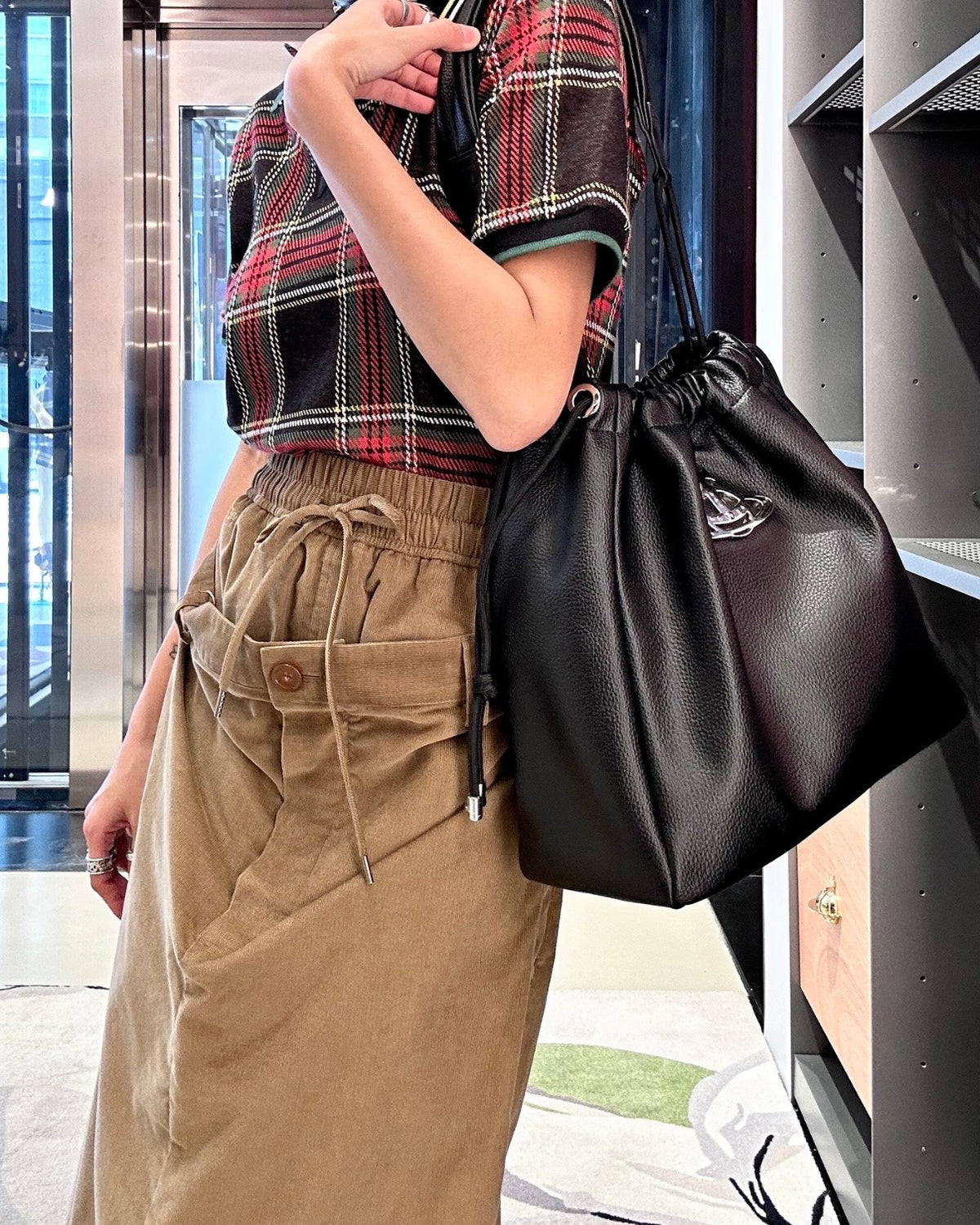 Vivienne Westwood Hilary Bucket Bag, ultra-soft black and silver pebbled leather [Extra discount for Double 11! Large capacity square bucket bag, can be worn on the shoulder!]