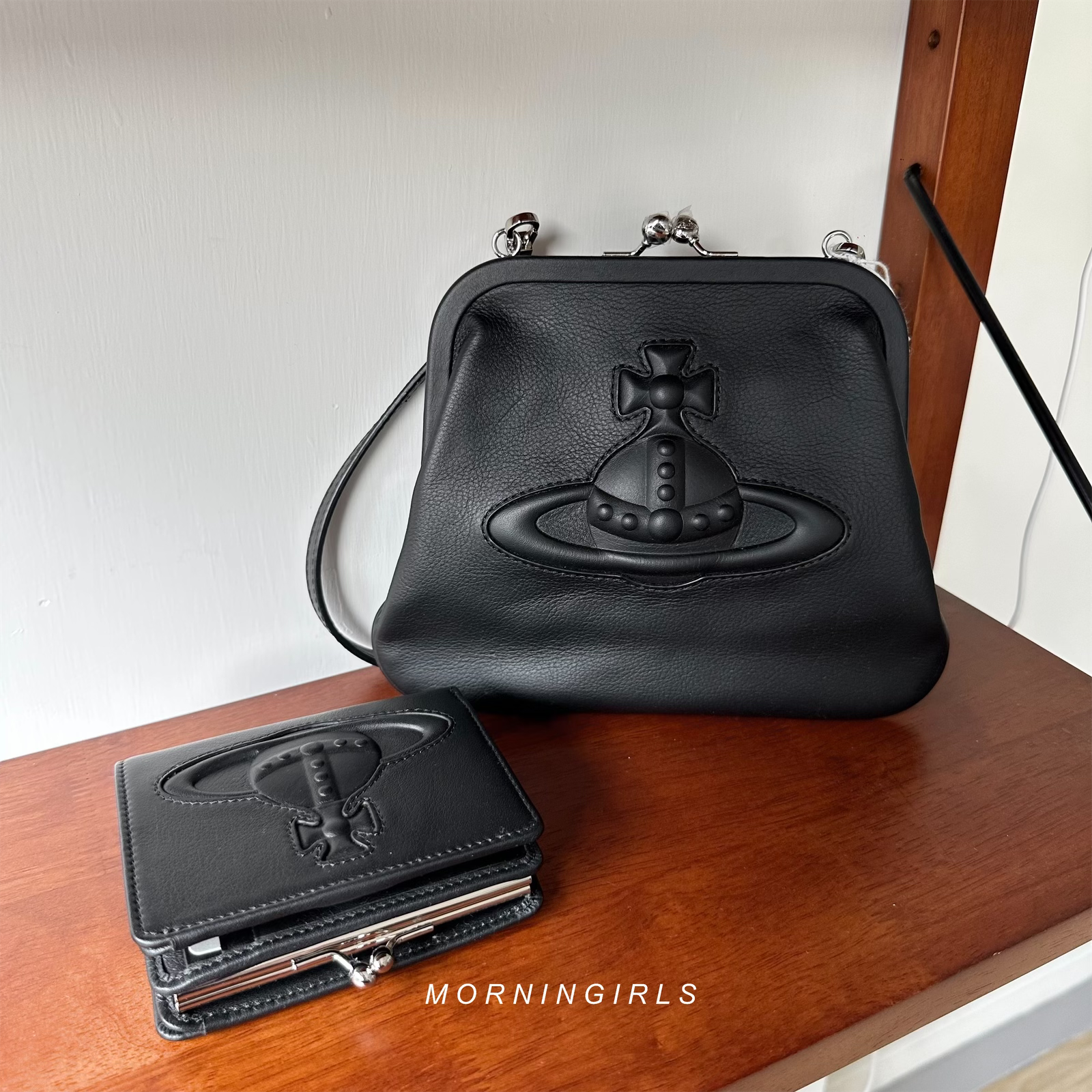Vivienne Westwood Black Injected Orb Wallet – morningirls 香港最齊 Vivienne Westwood Black Injected Orb Wallet – morningirls 香港最齊