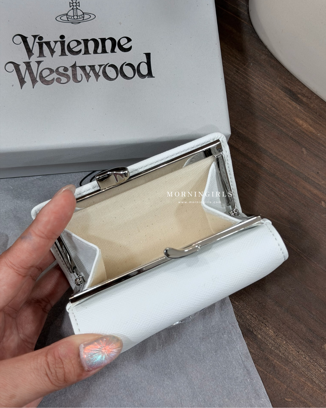 Vivienne Westwood 2026最新限定白色十字紋系列