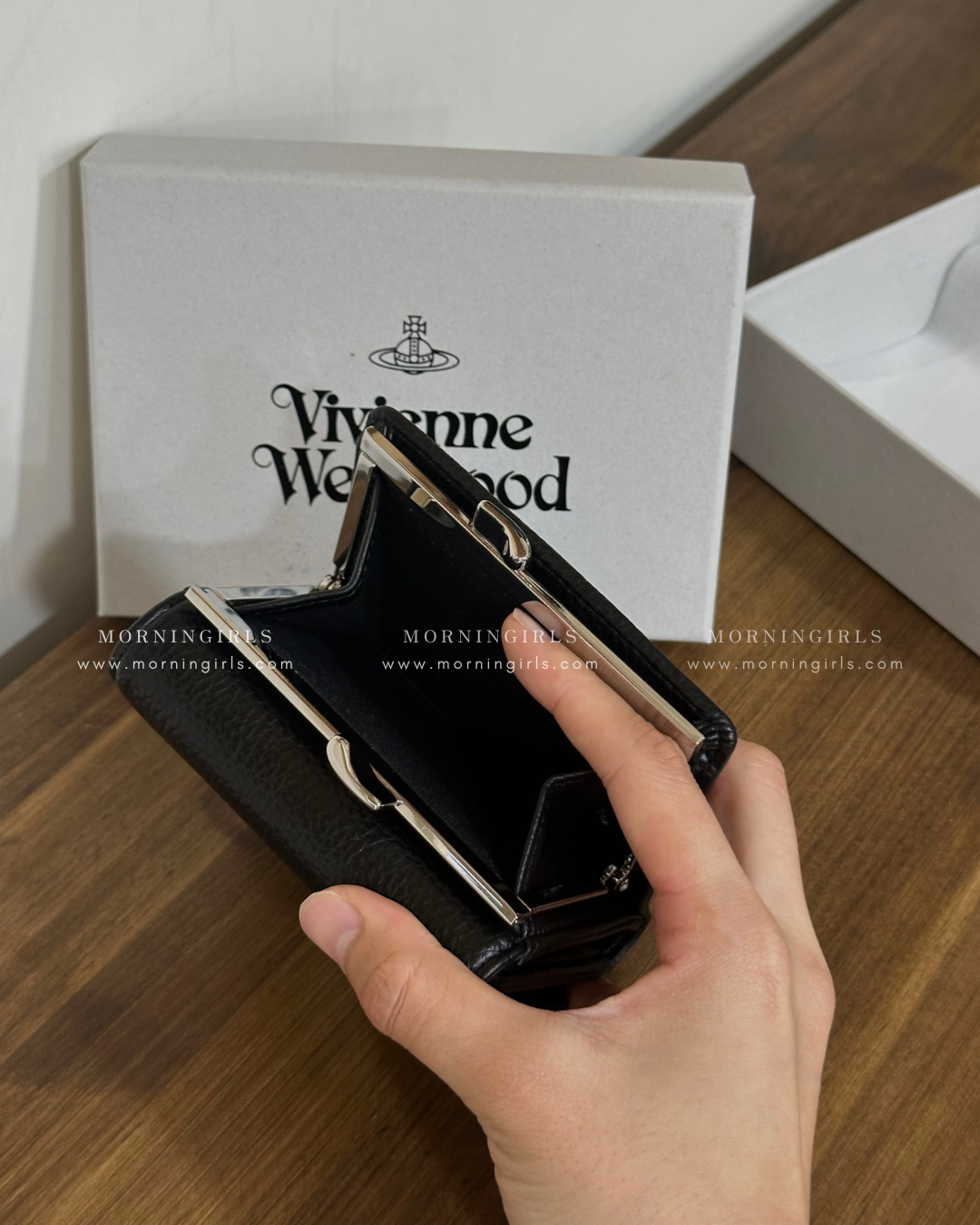 Vivienne Westwood Small Frame Wallet 黑銀荔枝皮［折扣中～極難補貨! 超罕有相位!]