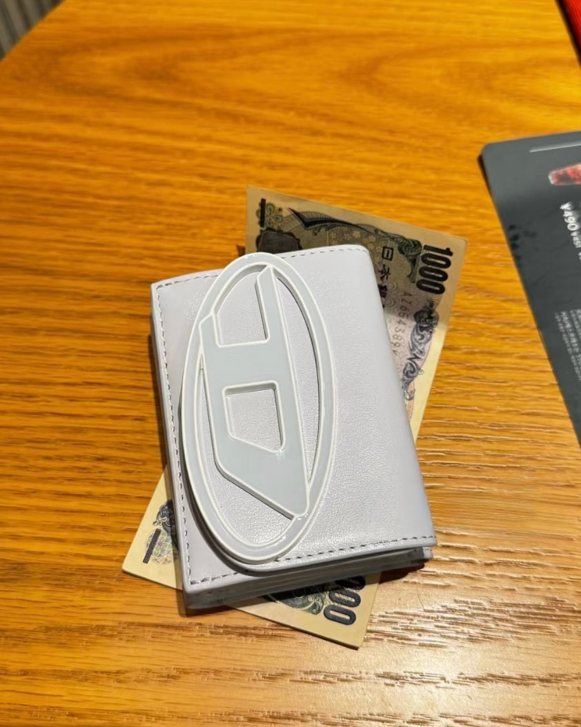Diesel Trifold Wallet 三摺掌心小銀包 [小尺寸大LOGO! 多間隔零錢紙幣5卡位 黑白色優惠現貨中!]