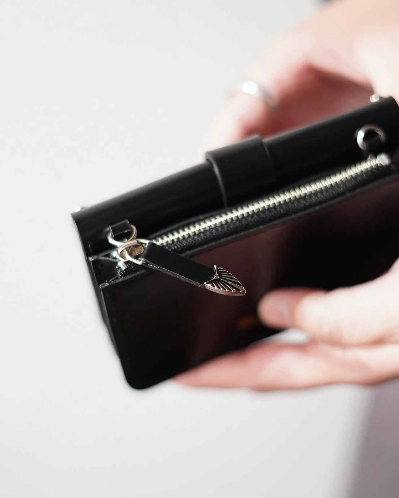 Toga Too Chain Leather Wallet Studs 自留黑色 折扣超過$1000! [年度季末大折扣! 微量現貨優惠完售即止!]