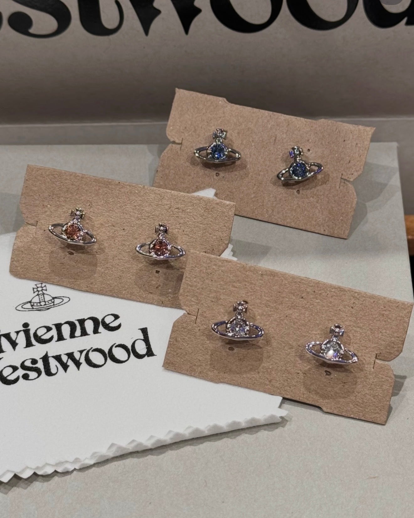 Vivienne Westwood Nano Solitaire Earrings 大人氣小耳環 2026最新配色上架 限定3天新品優惠一件即減HK$20/TW$75 [超美夏日櫻花粉&牛仔藍 小尺寸可放耳骨]
