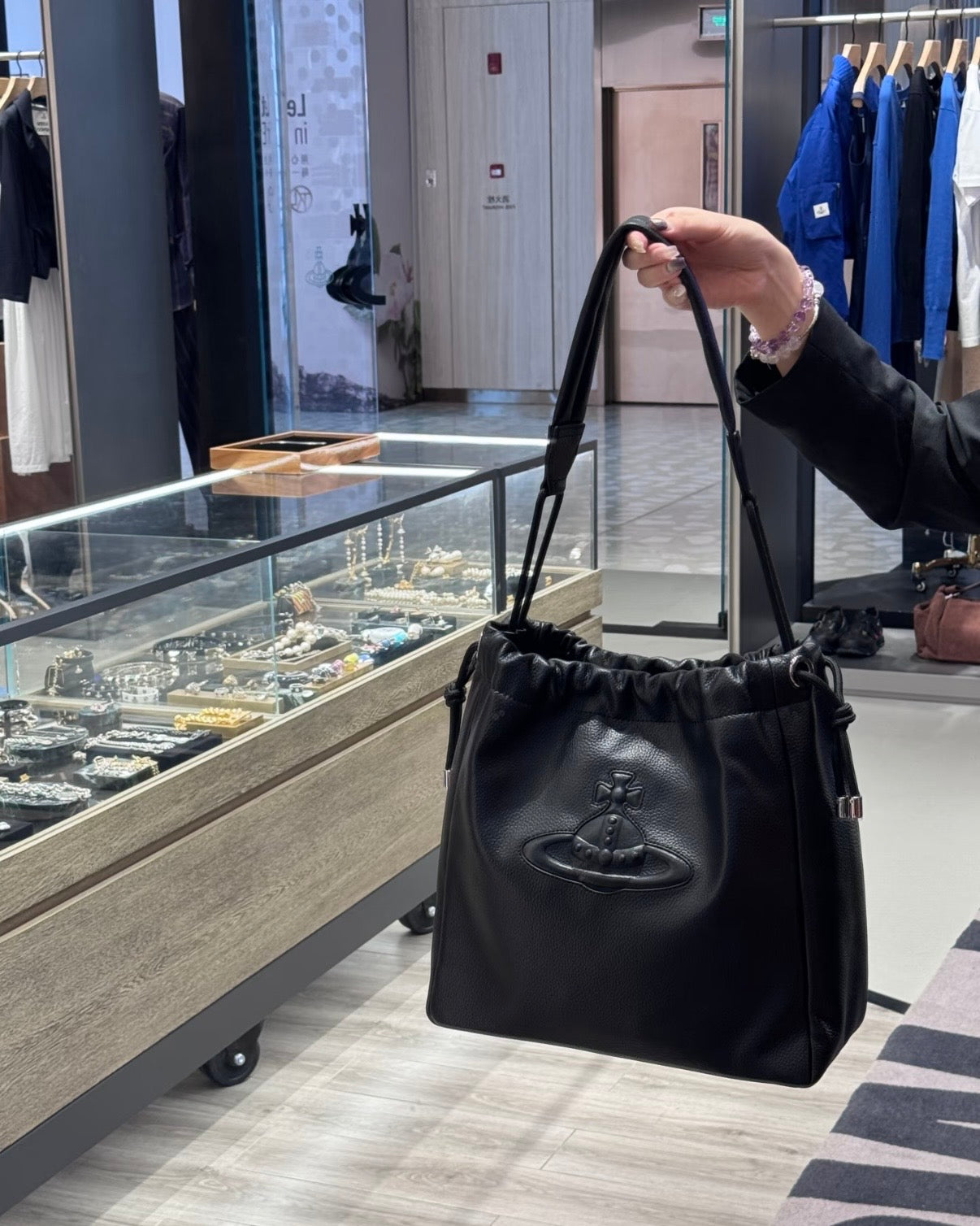 Vivienne Westwood Hilary Bucket Bag 啞黑大Logo荔枝皮 [2026最新款]