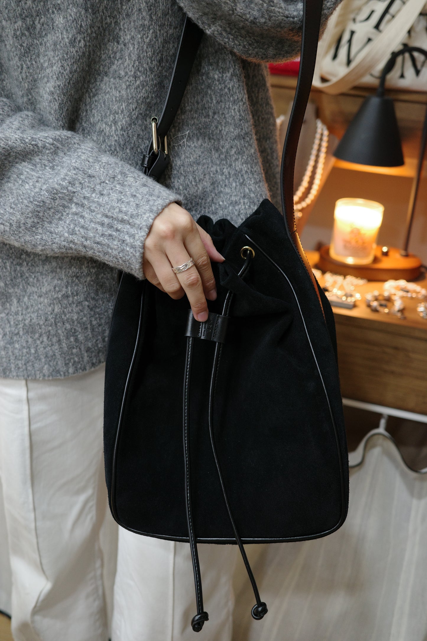 A.P.C. Alma Bucket Bag 黑色猄皮［最新上架! 限時新品優惠中!］