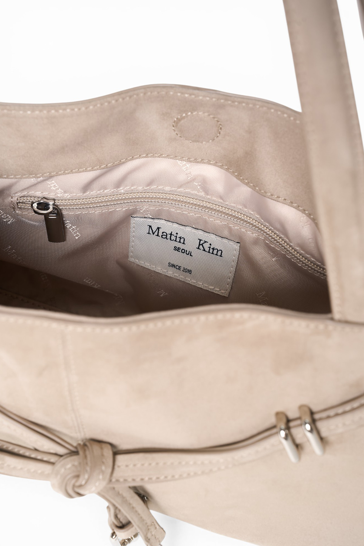 最新韓國選物🇰🇷 Matin Kim Drop Tail Mellow Shoulder Bag 垂墜綁繩發棍袋［復古俐落 盡顯慵懶美學！］