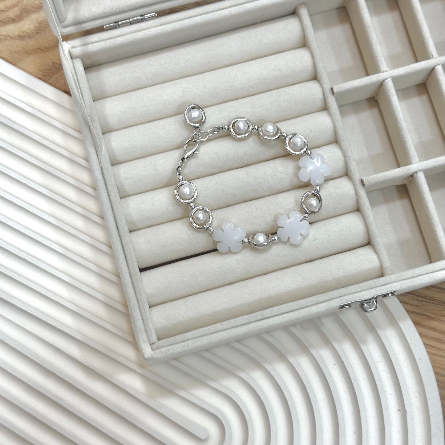 Otro Accesorio 西班牙手工飾物 - White Flower Pearl Bracelet