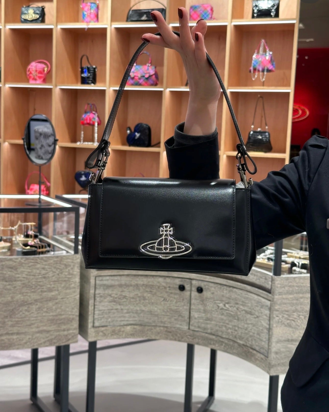 Vivienne Westwood Hazel Handbag SS25春季最新啞黑色 100%小牛皮［最新上架! 限時優惠中!］