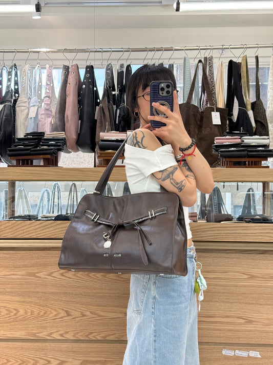 最新韓國選物🇰🇷 Matin Kim Drop Tail Mellow Big Shoulder Bag 垂墜綁繩大法棍袋［法式慵懶 俐落垂結！］