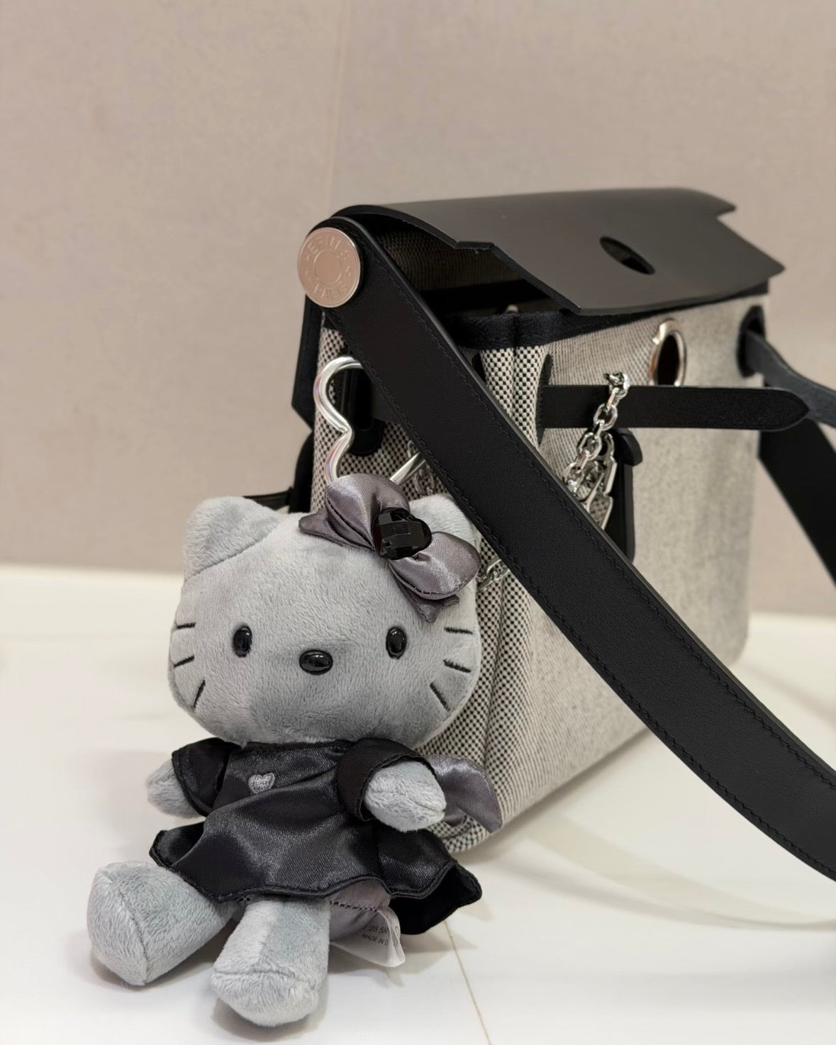 Long-legged Hello Kitty keychain, Japan exclusive Dark Angel [In-stock in Japan, extremely hard to buy!]