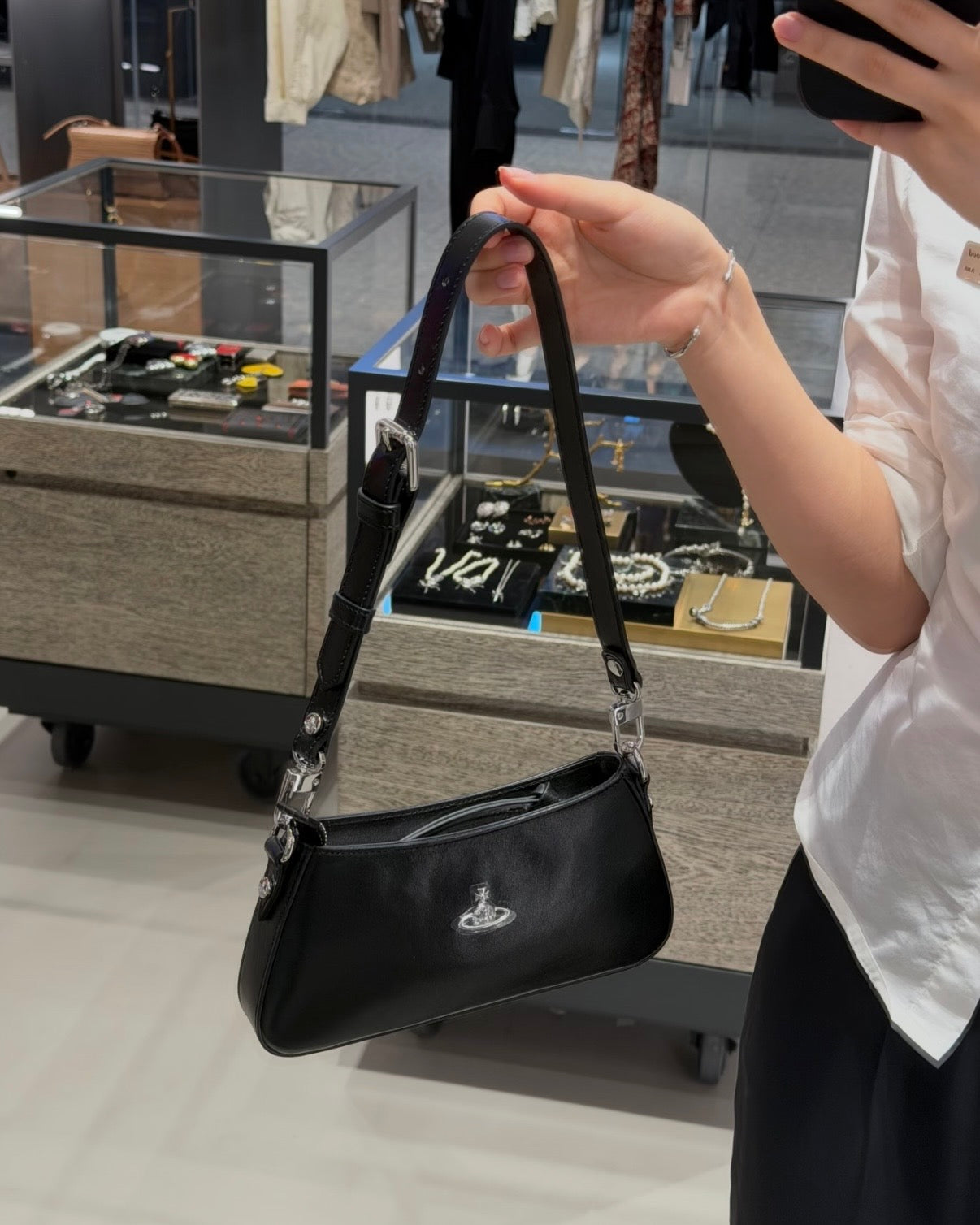 Vivienne Westwood Tasha Shoulder Phone Bag 最新腋下袋 [韓國aespa Winter同款 限量優惠現貨發售中!]