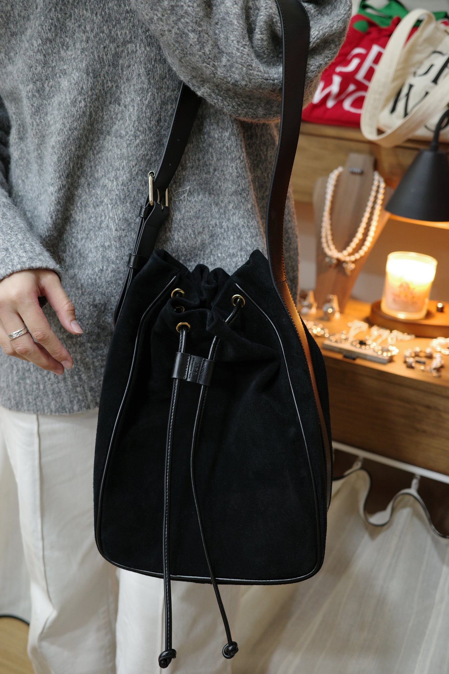 A.P.C. Alma Bucket Bag 黑色猄皮［最新上架! 限時新品優惠中!］