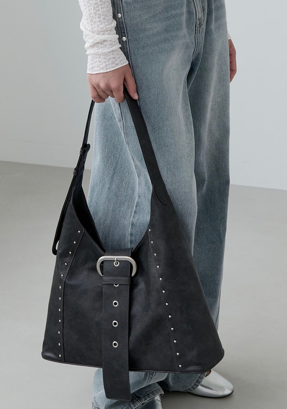 韓國選物🇰🇷 Rolarola Stud Leather Shoulder Bag 窩釘大皮帶扣單肩袋［超個性窩釘￼大皮扣率性街頭風！］