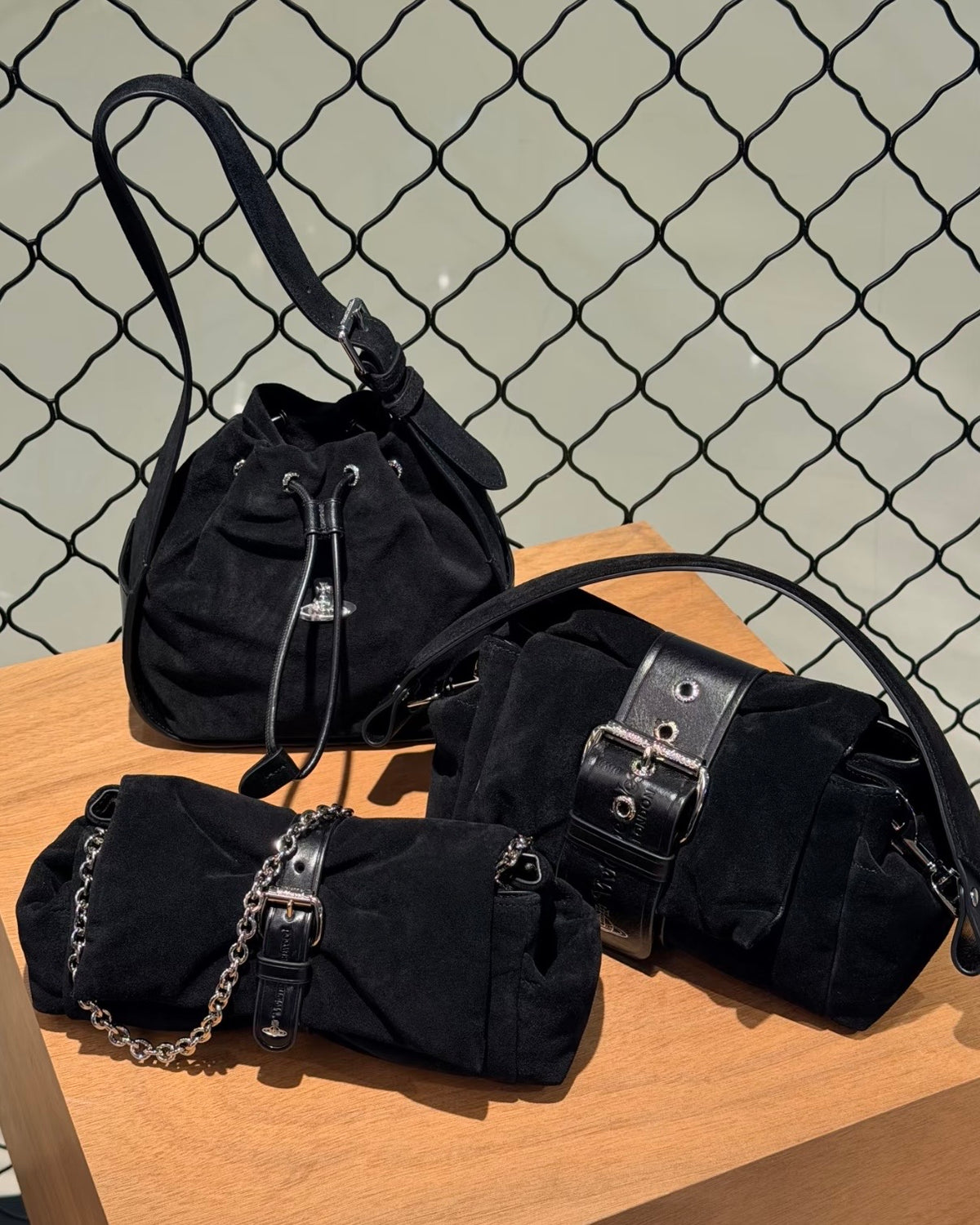 Vivienne Westwood Hazel Treasure 鐵鏈蝴蝶結袋 [秋冬限定猄皮黑]