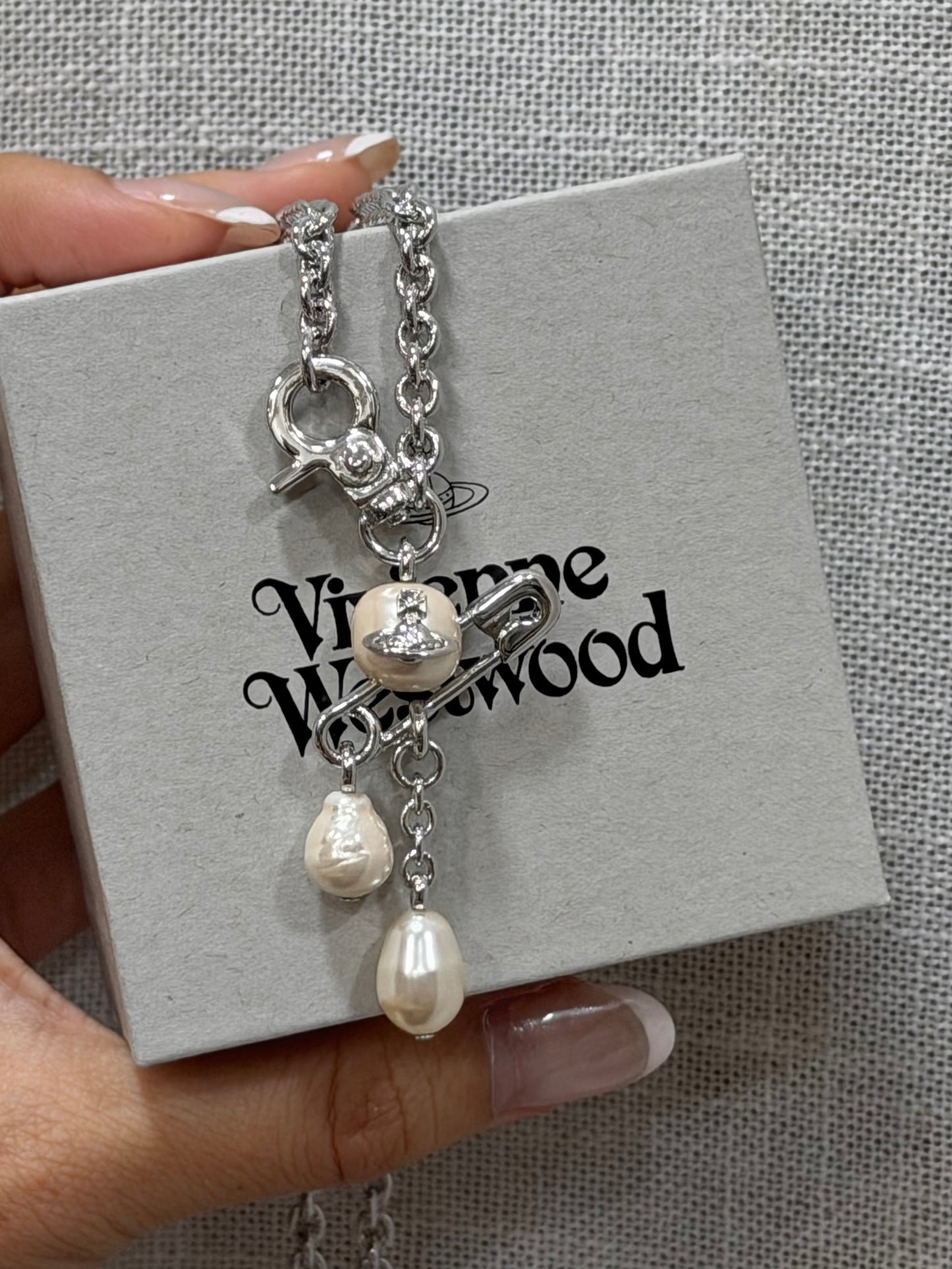 Vivienne Westwood Claude Pendant Necklace 純美長鏈珍珠扣針🧷[NEW IN!!]