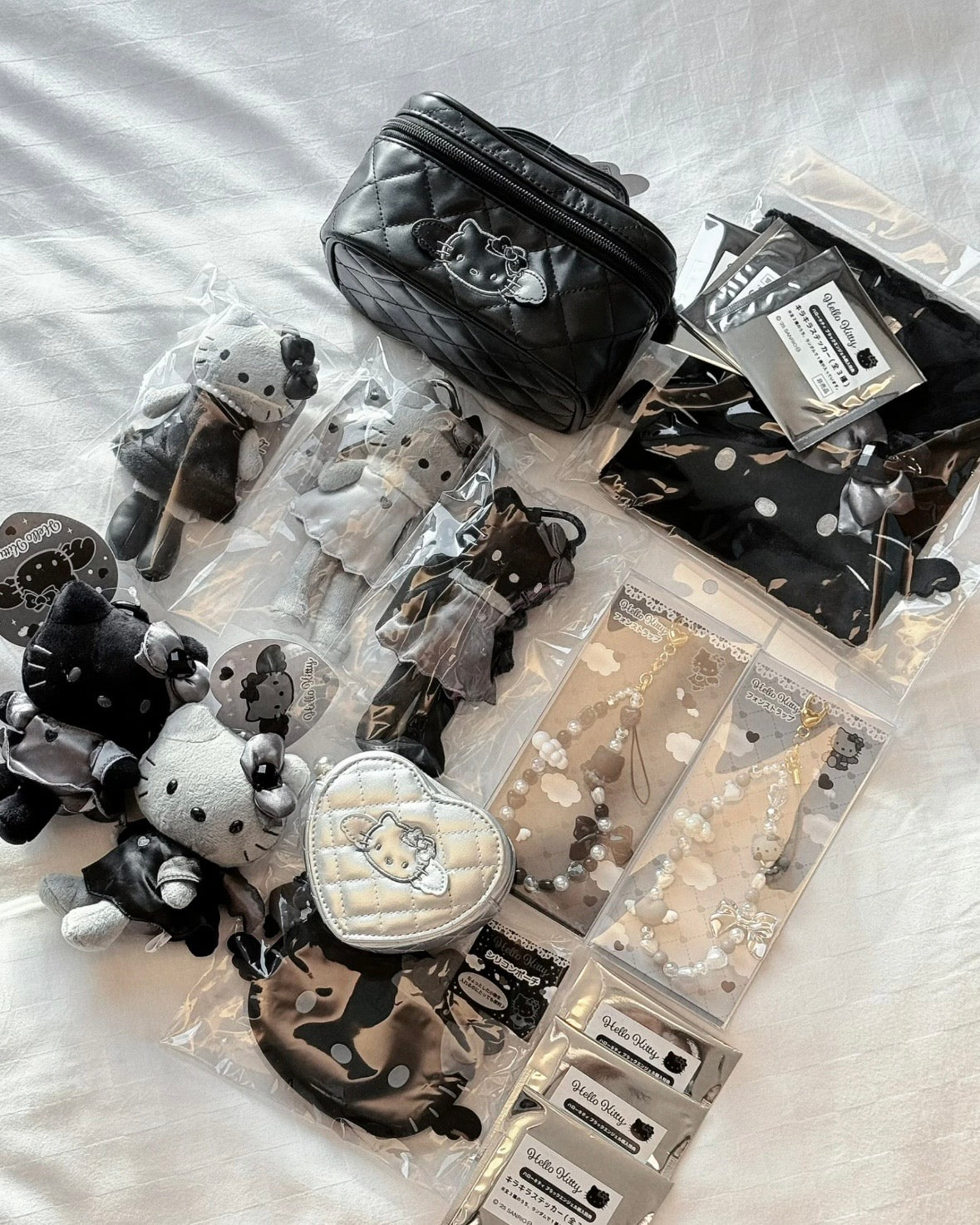 Long-legged Hello Kitty keychain, Japan exclusive Dark Angel [In-stock in Japan, extremely hard to buy!]