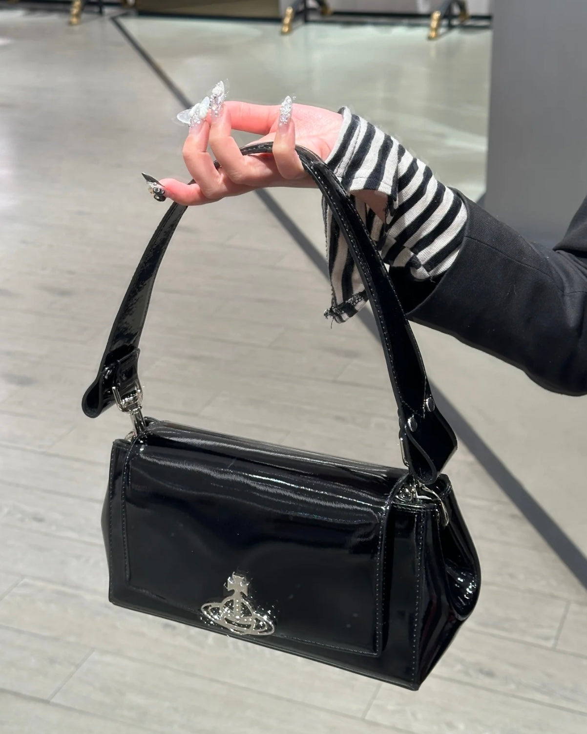 Vivienne Westwood Hazel Handbag 漆皮黑［最新上架! 限時優惠中!］