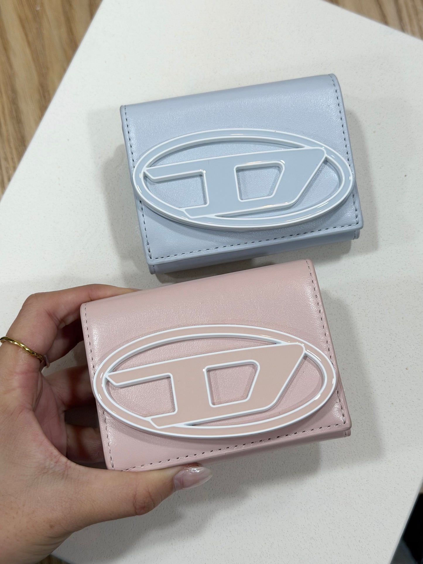 Diesel Trifold Wallet 三摺掌心小銀包 [小尺寸大LOGO! 多間隔零錢紙幣5卡位 黑白色優惠現貨中!]