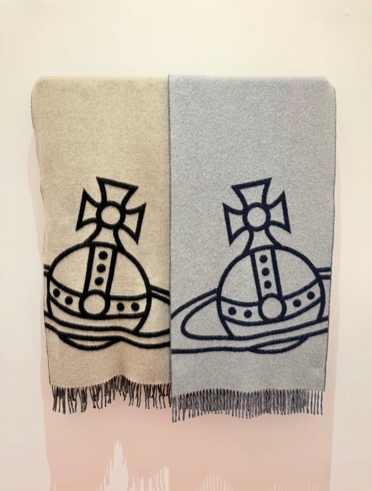 Vivienne Westwood Reversible ORB Logo Scarf 大尺寸雙面頸巾 (100% wool) [2026最新顏色上架! 多造型可當披肩超親膚]
