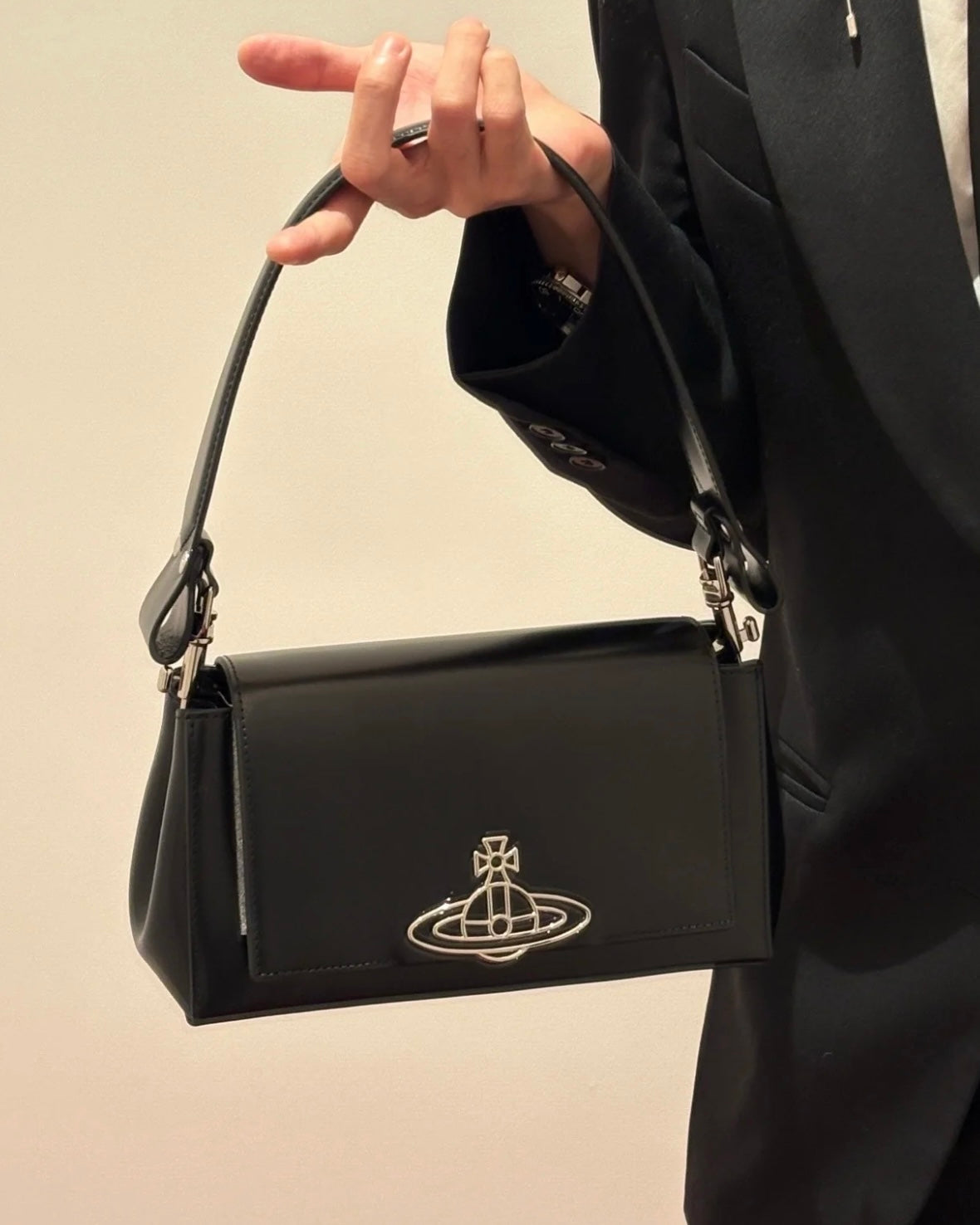Vivienne Westwood Hazel Handbag SS25春季最新啞黑色 100%小牛皮［最新上架! 限時優惠中!］