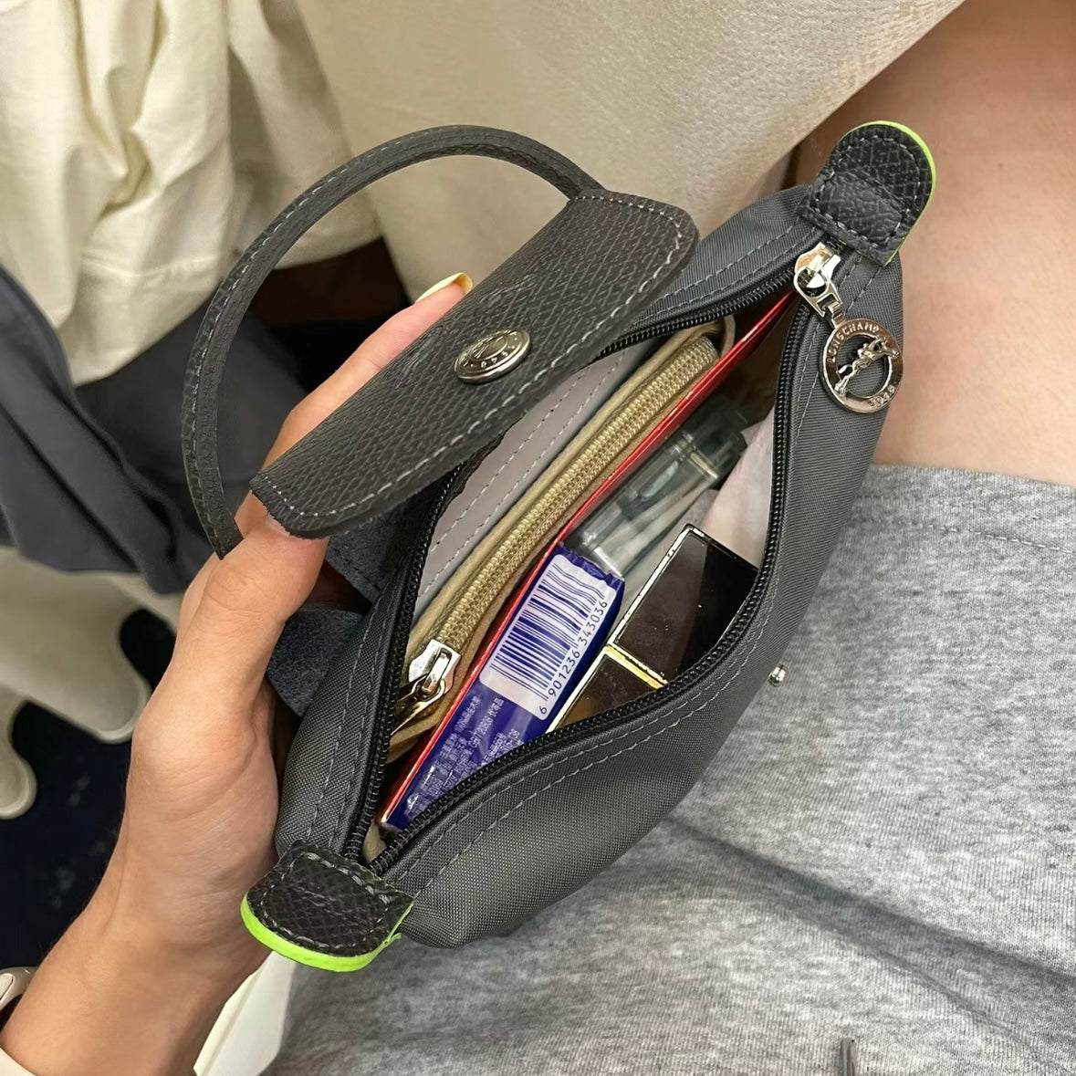 LONGCHAMP Le Pliage Pouch With Handle ［石墨灰超限量補貨!配肩帶+$60］