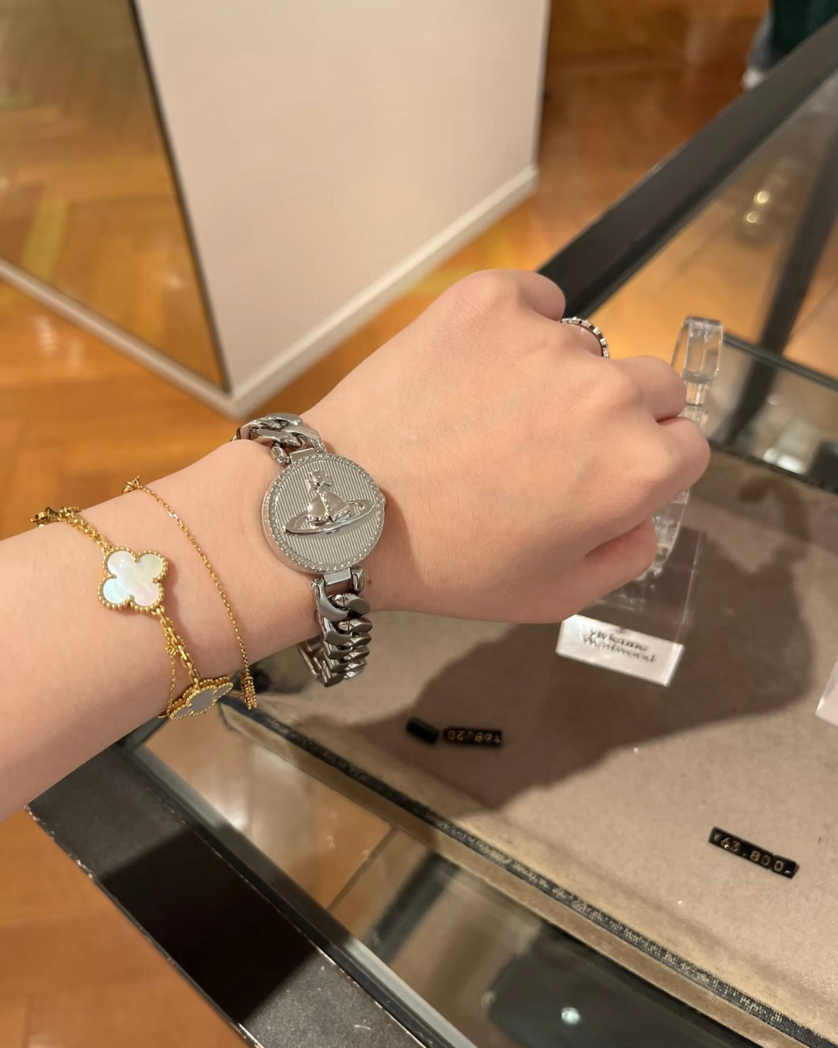 人気【Vivienne Westwood】Orb Button スライド 腕時計 ゴールド ORB BUTTON WATCHは、シグネチャーのハウスモチーフを復活させ