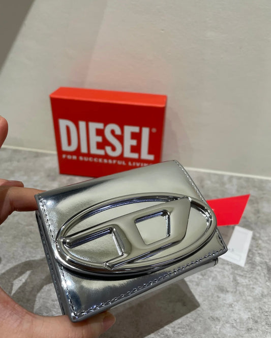 Diesel Trifold Wallet 三摺掌心小銀包 [小尺寸大LOGO! 多間隔零錢紙幣5卡位 白色優惠現貨中!]