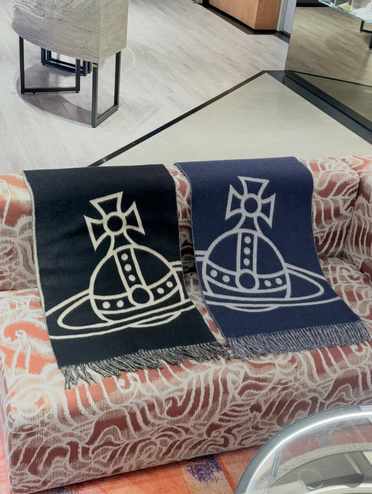 Vivienne Westwood Reversible ORB Logo Scarf 大尺寸雙面頸巾 (100% wool) [2026最新顏色上架! 多造型可當披肩超親膚]