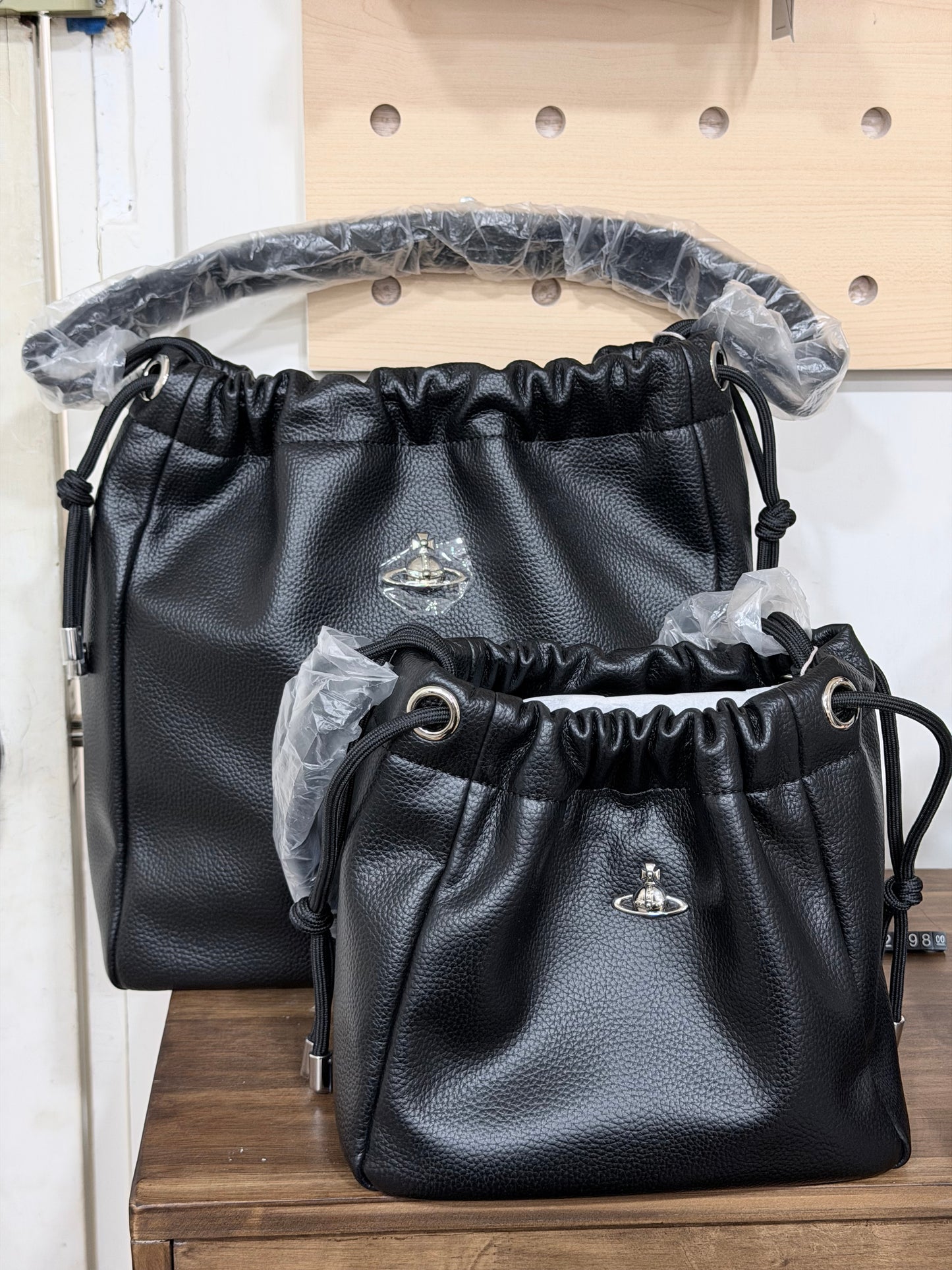 Vivienne Westwood Hilary Bucket Bag 超軟身黑銀荔枝皮 [新版3D Logo上架 英國年中優惠🇬🇧MEDIUM限量折扣中! 大容量方形小水桶]