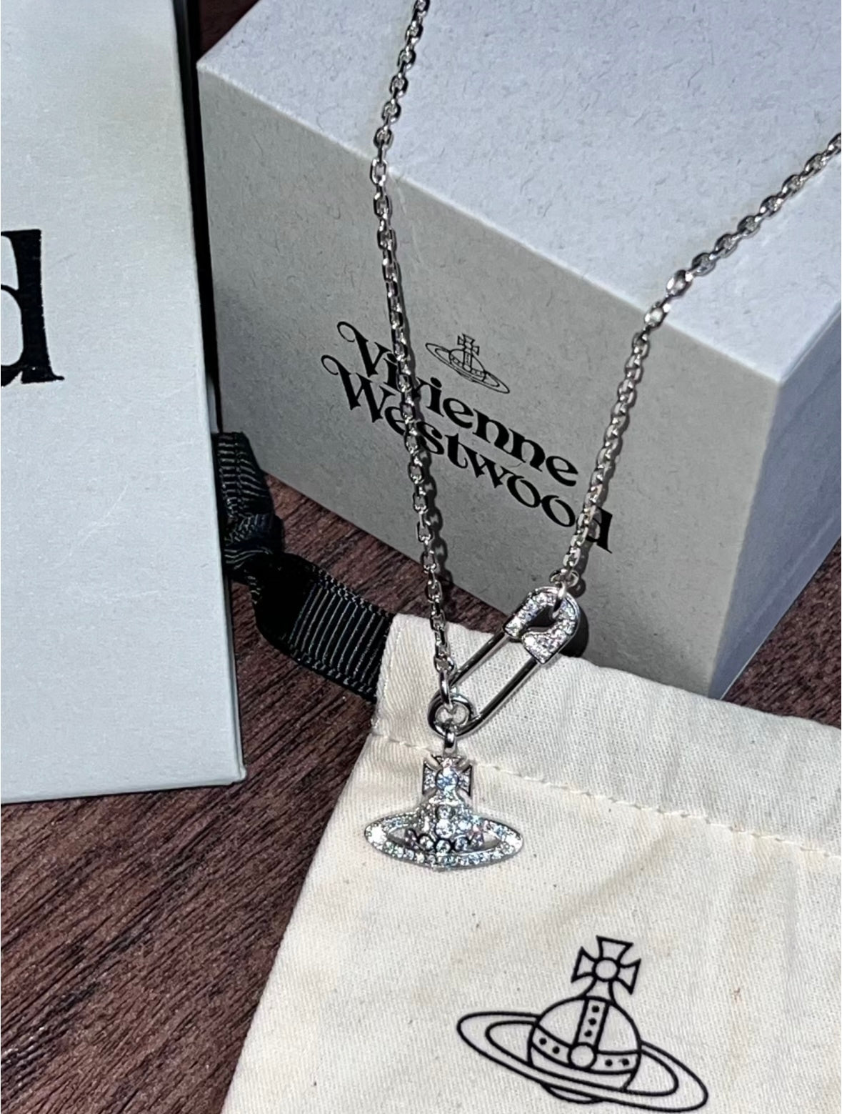 Vivienne Westwood Lucrece Orb Necklace［最新上架扣針款!］