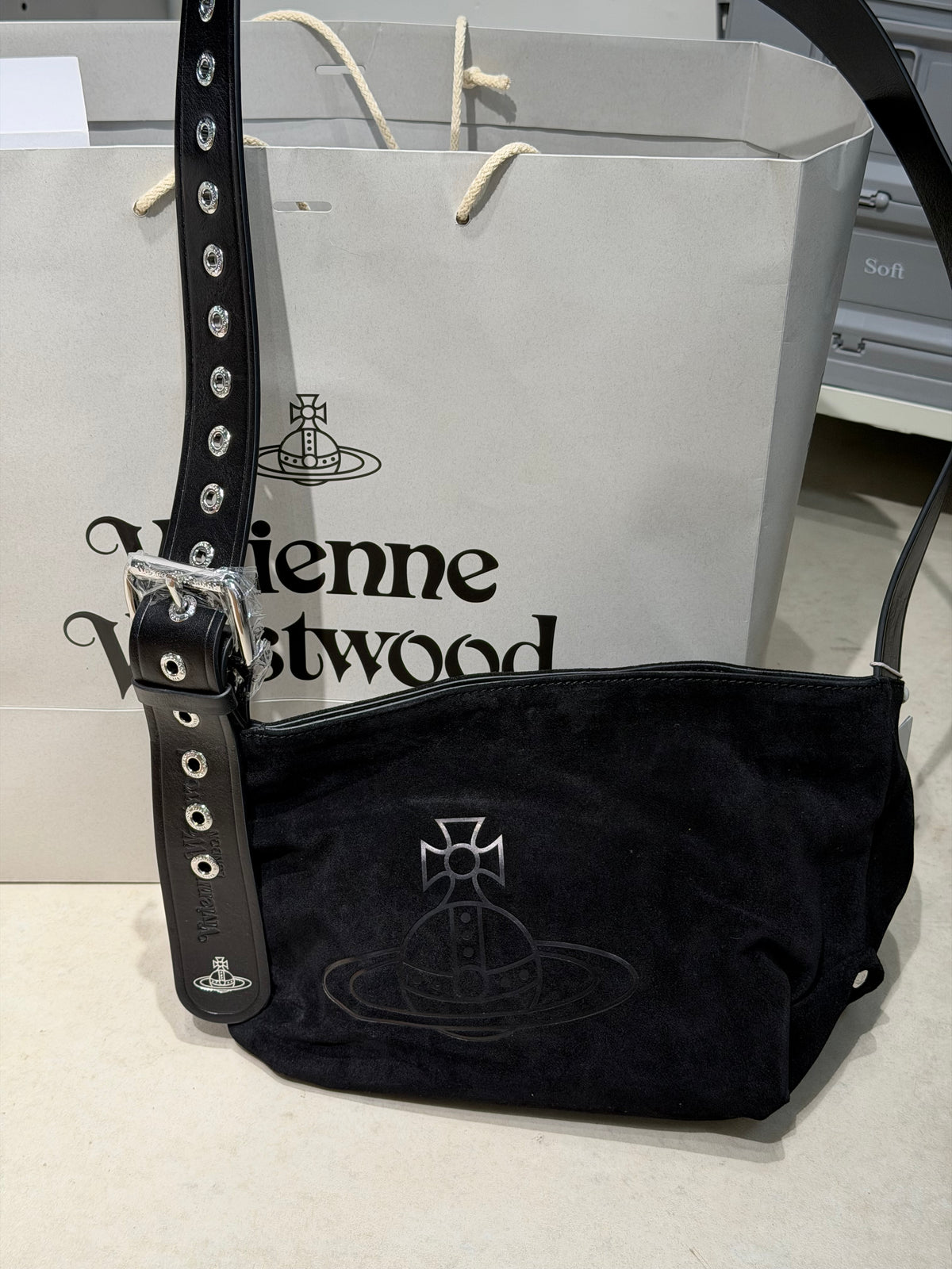 Vivienne Westwood 秋冬猄皮洞洞袋 [玄玄同款專門店更便宜]