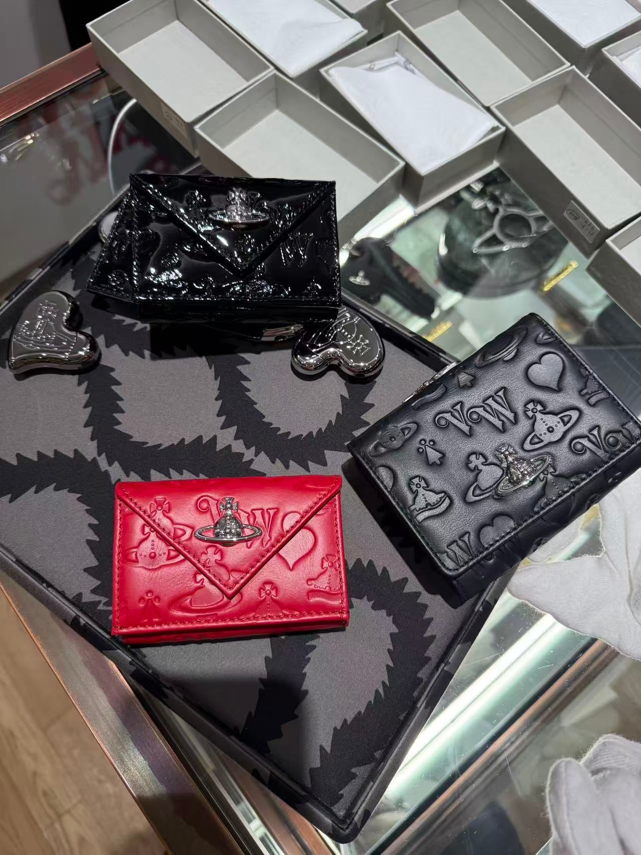 Vivienne Westwood 超限量啞黑星球壓紋系列 日本限定 [日本直送]